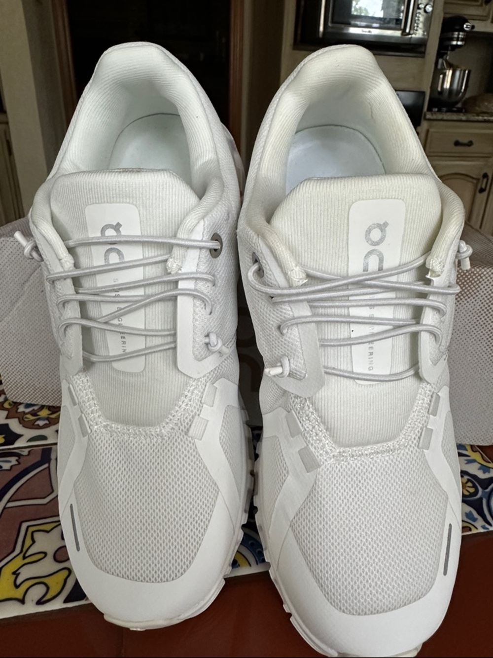 On Running Cloud 6 Women’s Sneakers in White S6 NWt
